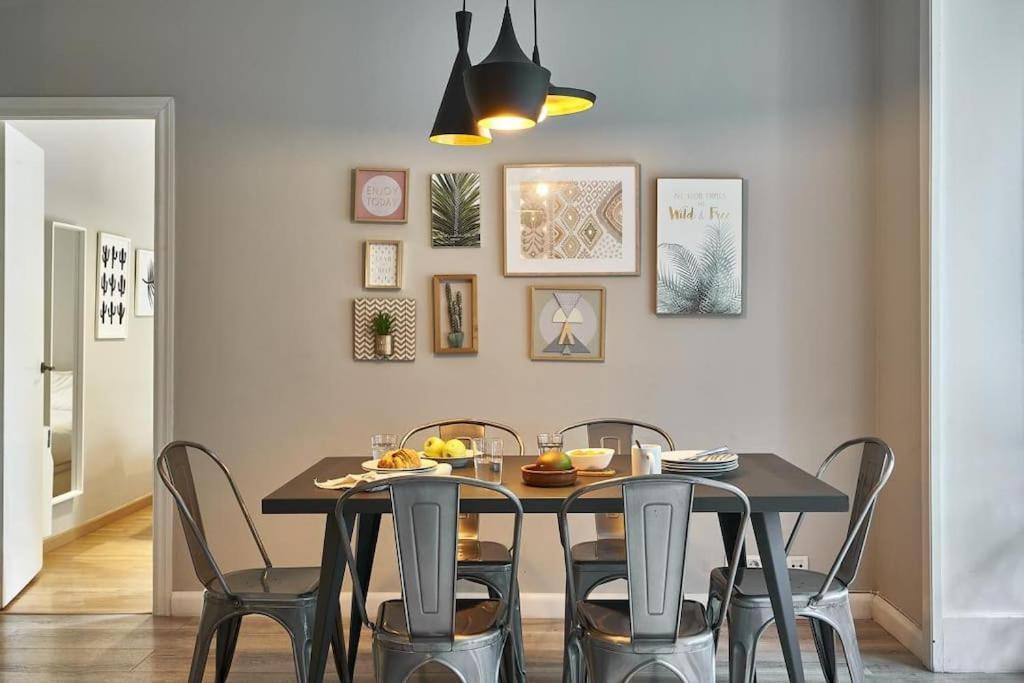 Magnificent 4 Bedroom Apartment In Eixample Barcelona Bagian luar foto