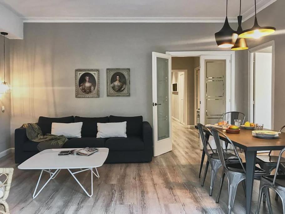 Magnificent 4 Bedroom Apartment In Eixample Barcelona Bagian luar foto