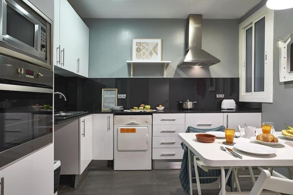 Magnificent 4 Bedroom Apartment In Eixample Barcelona Bagian luar foto