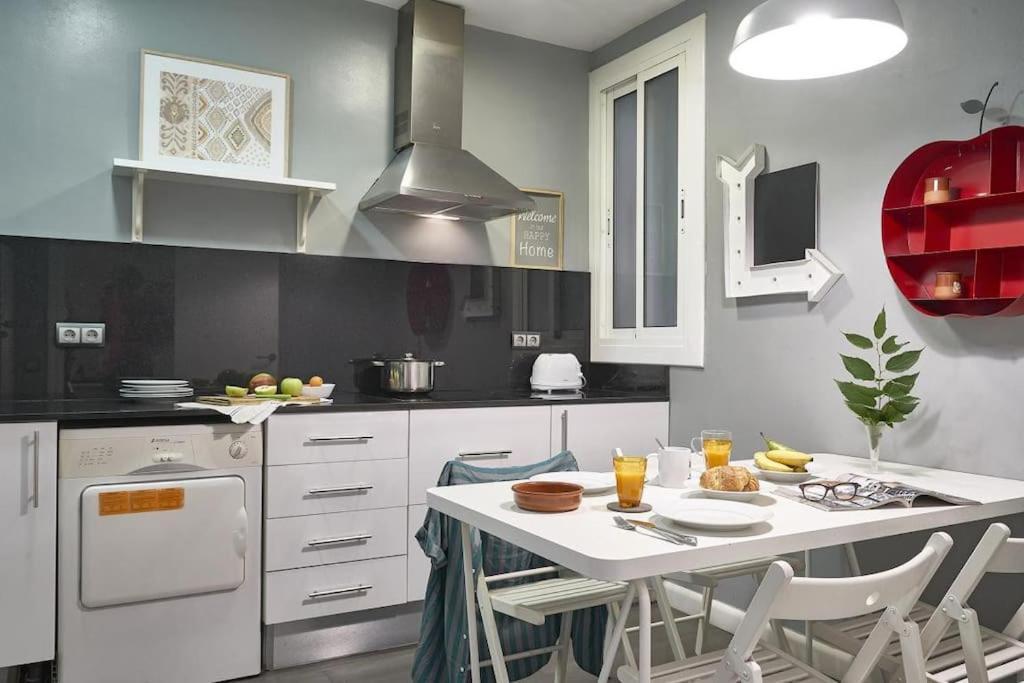 Magnificent 4 Bedroom Apartment In Eixample Barcelona Bagian luar foto