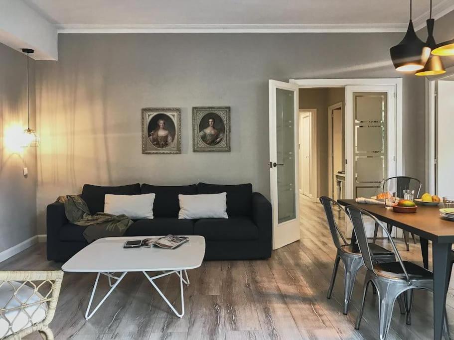 Magnificent 4 Bedroom Apartment In Eixample Barcelona Bagian luar foto